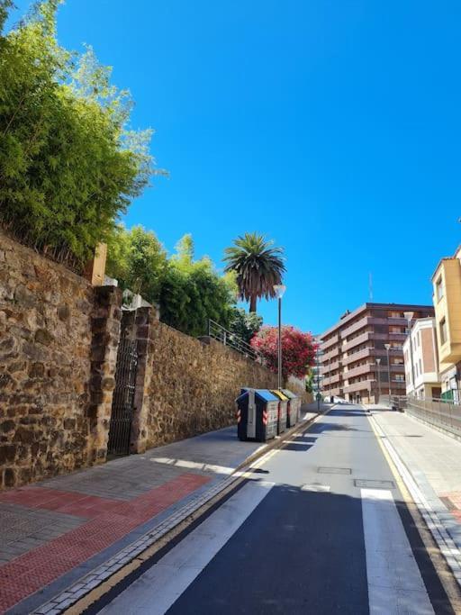 La casita verde. Metro cerca del Casco Viejo Bilbau Exterior foto
