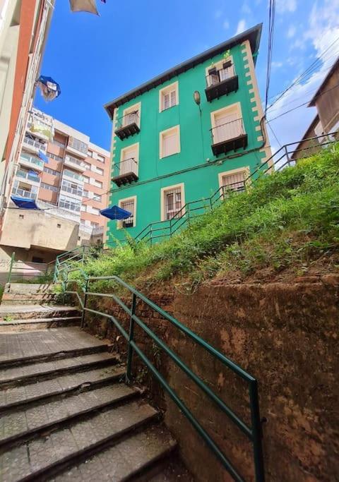 La casita verde. Metro cerca del Casco Viejo Bilbau Exterior foto