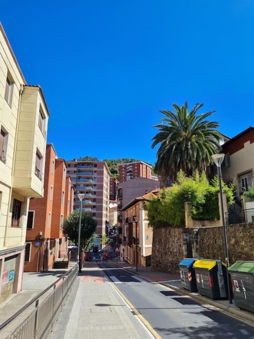 La casita verde. Metro cerca del Casco Viejo Bilbau Exterior foto